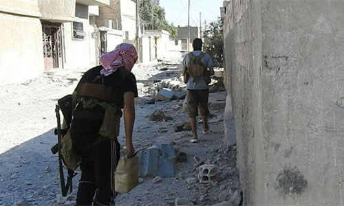 miembros de Daesh en el barrio Al Sinaa La coalición bombardea el este de Al Raqqa tras contraataque de Daesh